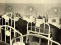 fig.D4 - Una stanza dell'Ospedale Israelitico. Sulla testata dei letti è raffigurata la stella di David